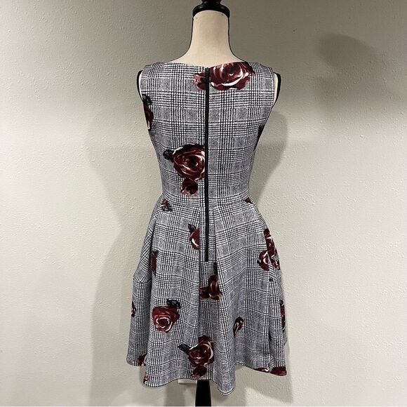 Sleeveless floral dress - Picture 10 of 14